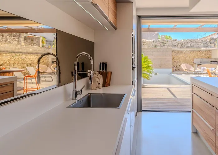 Maison De Village En Pierre Piscine - 8 Personnes *
